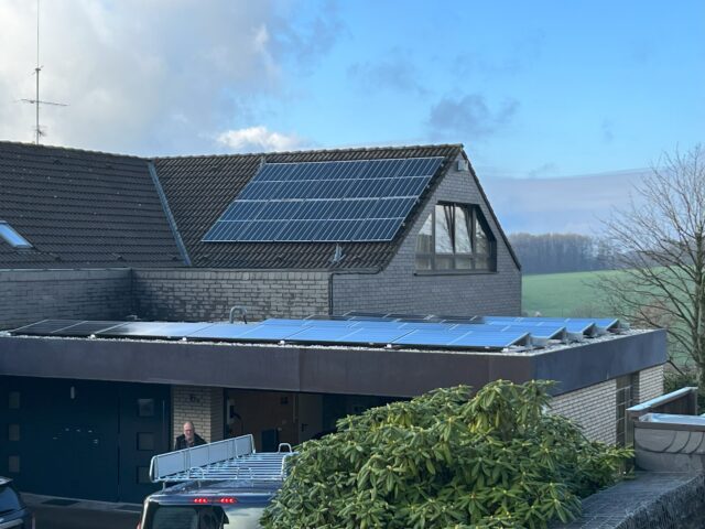 Photovoltaikinstallation in Radevormwald auf einem Schrägdach und einem Flachdach.